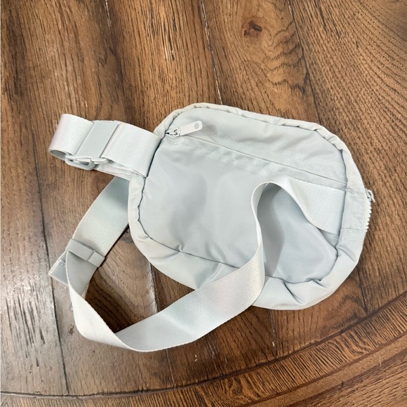 GAIAM Crossbody Bag - Picture 2 of 4